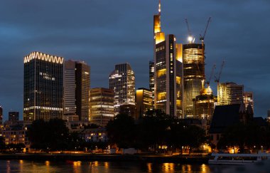 Skyline Frankfurt am Main, Almanya, 12 Temmuz 2023. - Akşam Frankfurt 'un finans bölgesi. Skyline ve nehir Yazın ana cadde.