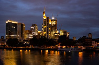 Skyline Frankfurt am Main, Almanya, 12 Temmuz 2023. - Akşam Frankfurt 'un finans bölgesi. Skyline ve nehir Yazın ana cadde.