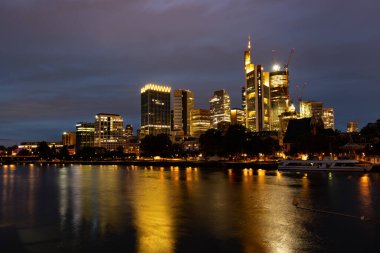 Skyline Frankfurt am Main, Almanya, 12 Temmuz 2023. - Akşam Frankfurt 'un finans bölgesi. Skyline ve nehir Yazın ana cadde.