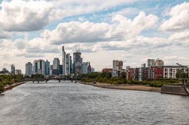 Skyline Frankfurt am Main, Almanya, 12 Temmuz 2023. - Frankfurt finans bölgesi, ufuk çizgisi ve yazın Main nehri..