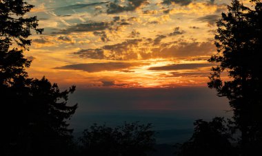Günbatımı, Almanya, Hessen 'deki Feldberg dağından manzara. Güneş batarken bulutlu geniş bir arazi..