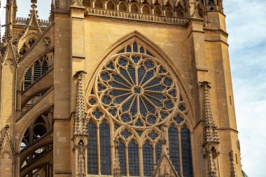 Katedral Saint-Etienne, Metz, Lorrain, Fransa - Ağustos 2023: Katolik kilisesi, ibadet yeri. Tarihi bina, 1220-1520 arası inşa edilmiş, gotik mimari..
