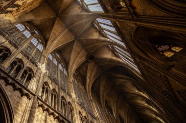 Katedral Saint-Etienne, Metz, Lorrain, Fransa - Ağustos 2023: Katolik kilisesi, tavana iç manzara. Tarihi bina, 1220-1520 arası inşa edilmiş, gotik mimari..