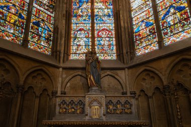 Katedral Saint-Etienne, Metz, Lorrain, Fransa - Ağustos 2023: Katolik kilisesi, cam boyalı pencereler. Tarihi bina, 1220-1520 arası inşa edilmiş, gotik mimari, ibadet yeri..