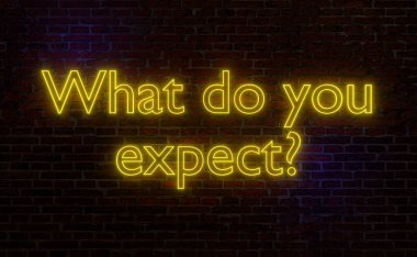 Ne bekliyordun ki? Üzerinde neon ışığı olan tuğla duvar 