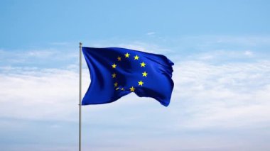 Bulutlu gökyüzüne karşı Avrupa Birliği bayrağı. Rüzgarda dalgalanan AB bayrağı, ulusal sembol. Ülkeler, uluslar, birlik, bayrak, hükümet, siyaset, Avrupa kültürü.