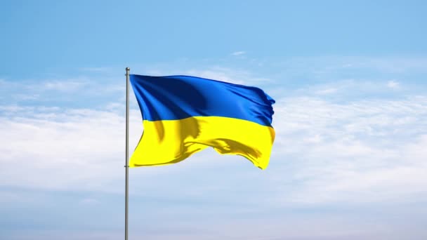 Bandeira Ucrânia Contra Céu Nublado Bandeira Ucraniana Acenando Vento Símbolo — Vídeo de Stock