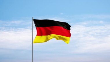 Bulutlu gökyüzüne karşı Almanya bayrağı. Alman bayrağı rüzgarda sallanıyor, ulusal sembol. Ülke, ulus, birlik, bayrak, hükümet, Alman kültürü, siyaset.