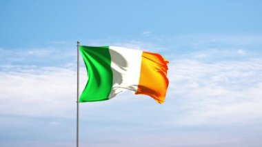 Bulutlu gökyüzüne karşı İrlanda bayrağı. İrlanda bayrağı rüzgarda sallanıyor, ulusal sembol. Ülke, ulus, birlik, bayrak, hükümet, İrlanda kültürü, siyaset.