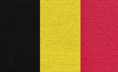 Tuğla bir duvara Belçika bayrağı renkleri çizilmiş. Ulusal renkler, ülke, bayrak, hükümet, Belçika kültürü, siyaset.