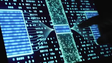 Mavi ikili kodlu dijital ekran. Parmaklar bilgisayar ekranındaki verileri gösteriyor. Bit, bayt, algoritma, program, yazılım, ikili kodlama, sistem yapılandırması, sıralama, aydınlatılmış sayılar.