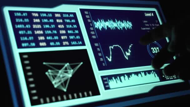 手指点在数字屏幕上 Hud显示 移动振荡器 多边形 数字和图表 控制台 科学实验室 抽象技术概念 — 图库视频影像