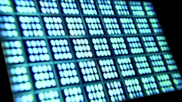 파란색으로 바이너리 코드를 실행하는 컴퓨터 소프트웨어 데이터 프로그램 바이트 블록체인 — 비디오