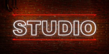 Stüdyo işareti. Geceleri beyaz neon harflerle 