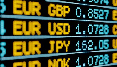 Ekrandaki farklı Euro oranlarını kapat. Ticaret bilgileri, Amerikan doları, İngiliz sterlini, Japon yenleri. Para değişimi, küresel iş, performans.