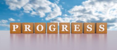 İlerleme var. Beyaz büyük harfli tahta zarlar ve 