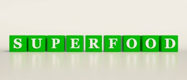 Süper yiyecek, tek kelime. Beyaz harfli yeşil zarlar ve metin, süper yiyecek. 3B illüstrasyon