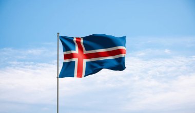 Bulutlu gökyüzüne karşı İzlanda bayrağı. Ülke, ulus, sendika, bayrak, hükümet, İzlanda kültürü, politika. 3B illüstrasyon