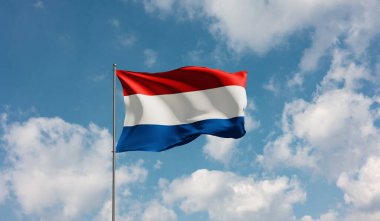 Bulutlu gökyüzüne karşı Hollanda bayrağı. Ülke, ulus, sendika, bayrak, hükümet, Hollanda kültürü, politika. 3B illüstrasyon