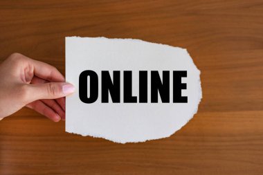 İnternette. İnternette bir kadın elinde bir notla bir kağıt parçası tutuyor. Sosyal medya, internet, blog, e-ticaret, nüfuzlu.