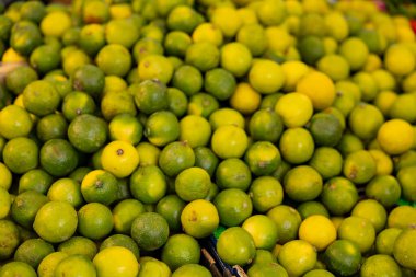 Rotterdam 'daki haftalık pazarda yeşil limon sunuluyor. Sağlıklı yiyecek, narenciye, olgun, market tezgahı, tüccar, yiyecek..
