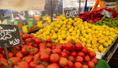 Rotterdam 'daki haftalık pazarda beyaz üzüm ve diğer meyveler sunuluyor. Sağlıklı yiyecek, olgun, hazır yemek, market tezgahı, tüccar, fiyat etiketi, yiyecek..