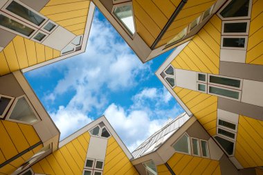 Kijk-Kubus mobilyalı küp ev, sarı küp şeklinde bina, Blaak İstasyonu 'na yakın. Rotterdam 'da modern mimari.