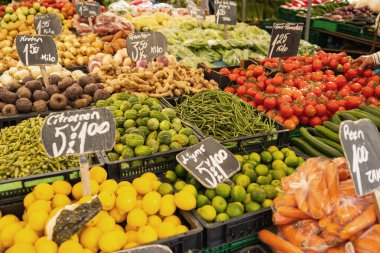 Rotterdam 'da bir markette domates, salatalık, soğan, yeşil fasulye, limon, zencefil ve diğer sebzeler..