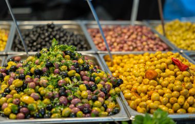 Siyah, sarı ve yeşil zeytinyağı, zeytinyağı ve baharatla marine edilmiş, Rotterdam 'daki haftalık pazarda market tezgahı. Akdeniz sebzeleri, sağlıklı yiyecekler..