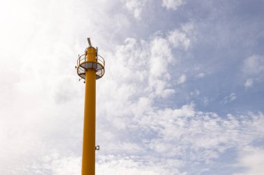 Rotterdam limanında sarı radar anteni. Denizdeki seyrüsefer için iletim direği.
