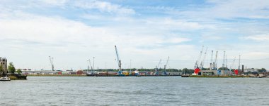 Rotterdam, Hollanda - 9 Temmuz 2024: Depo, endüstriyel vinç ve gemiler Rotterdam limanında.