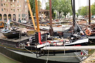 Rotterdam Hollanda - 9 Temmuz 2024: Rotterdam Oudehaven rıhtımında gemi direkli tekneler. 