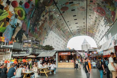 Rotterdam Hollanda - 9 Temmuz 2024: Rottterdam 'daki gıda mahkemesiyle pazar yerine bakın. 
