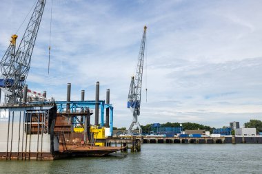 Rotterdam, Hollanda - 9 Temmuz 2004: Rotterdam limanındaki vinç ve depolar. 