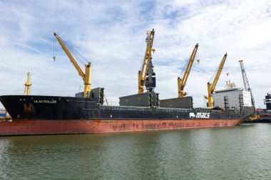 Rotterdam, Hollanda - 9 Temmuz 2004: Sarı vinçli büyük bir gemi taşımacılık için kargo ile yüklendi.