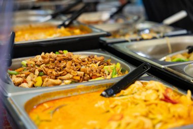 Fındıklı, sebzeli ve etli Asya yemekleri şehirdeki bir büfede sunuluyor..