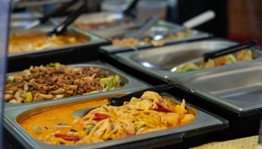 Fındıklı, sebzeli ve etli Asya yemekleri şehirdeki bir büfede sunuluyor..