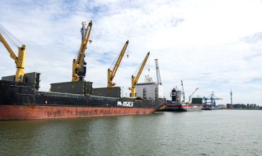 Rotterdam, Hollanda - 9 Temmuz 2004: Sarı vinçli büyük bir gemi taşımacılık için kargo ile yüklendi.