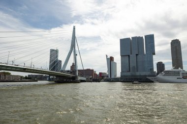 Rotterdam Hollanda - 9 Temmuz 2024: Erasmus Köprüsü ve De Rotterdam Kuleleri. Gemiyi sağa doğru sürün..