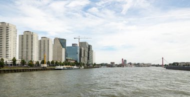 Rotterdam Hollanda - 9 Temmuz 2024: Nieuwe Maas 'tan Rotterdam' daki Boompjeskade yakınlarındaki konut ve ofis binalarına.