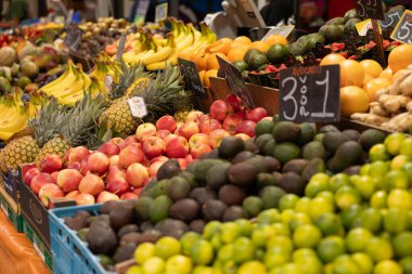 Lahey, Hollanda - 9 Temmuz 2004: Ananas, muz, avokado ve limon gibi diğer meyve türleriyle çevrili elmaların yakın çekimi. Hollanda, Lahey 'deki Haagse Pazarı.