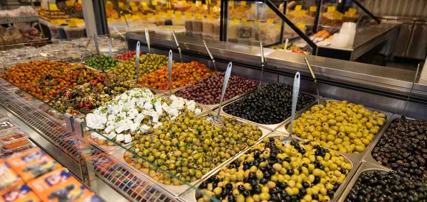 Salamura siyah ve yeşil zeytin, zeytinyağı ya da beyaz peynirle marine edilmiş, baharat ve soğanlı. Akdeniz sağlıklı gıdaları. Hollanda, Lahey 'deki Haagse Pazarı.