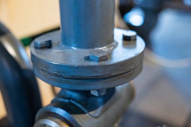 Eski boru hattı flanş ve vidayla bağlanmış. Sanayi tarzı, tüp, mekanik bağlantı, boru hattı, makine.