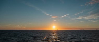 Ufukta gemilerle gün batımında Kuzey Denizi üzerinde geniş bir manzara. Gökyüzü, manzara, Scheveningen, Lahey, Hollanda.