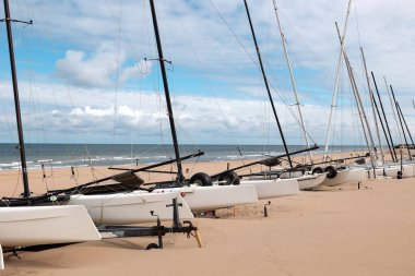 Scheveningen sahilinde katamaran tekneleri. Arka planda Kuzey Denizi. Natur, kum, bulut, Lahey, Hollanda.