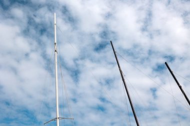 Yelkenli gemi direği. Bulutlar, yaz, gün. Lahey, Hollanda.