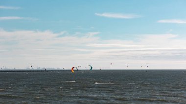 Güneşli bir günde Kuzey Denizi 'nde bir grup uçurtmacı. Scheveningen, Lahey, Hollanda. Olağanüstü spor, su sporu.
