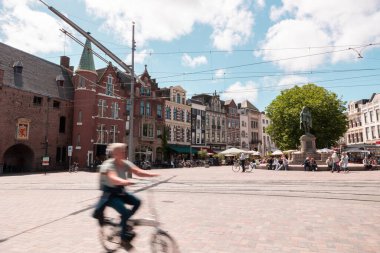Lahey, Hollanda - 10 Temmuz 2024: Lahey 'in merkezinde restoranları olan alışveriş merkezinde bisikletler.