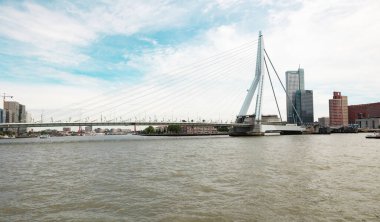 Lahey, Hollanda - 10 Temmuz 2024: Lahey 'in merkezinde restoranları olan alışveriş merkezinde bisikletler.