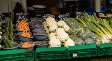 Markette kabak, havuç, karnabahar, brokoli ve pırasa sebze. Hollanda, Lahey 'deki Haagse Pazarı.